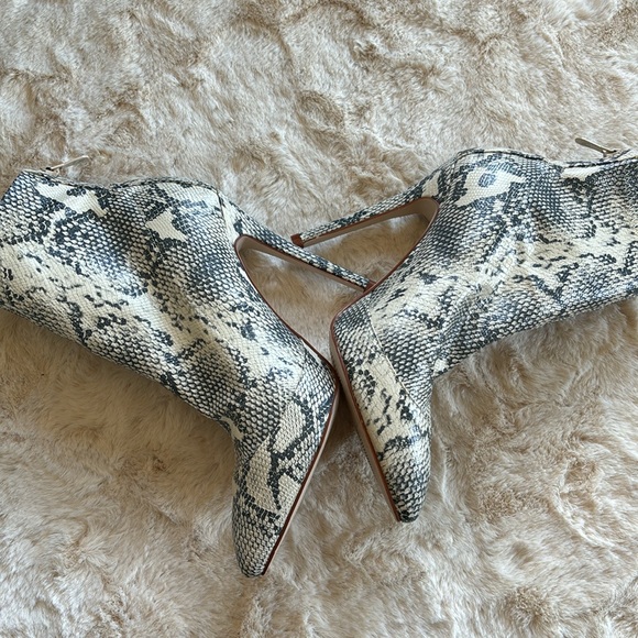 Snake skin pointed toe booties, size 6 🐍 - Picture 4 of 11